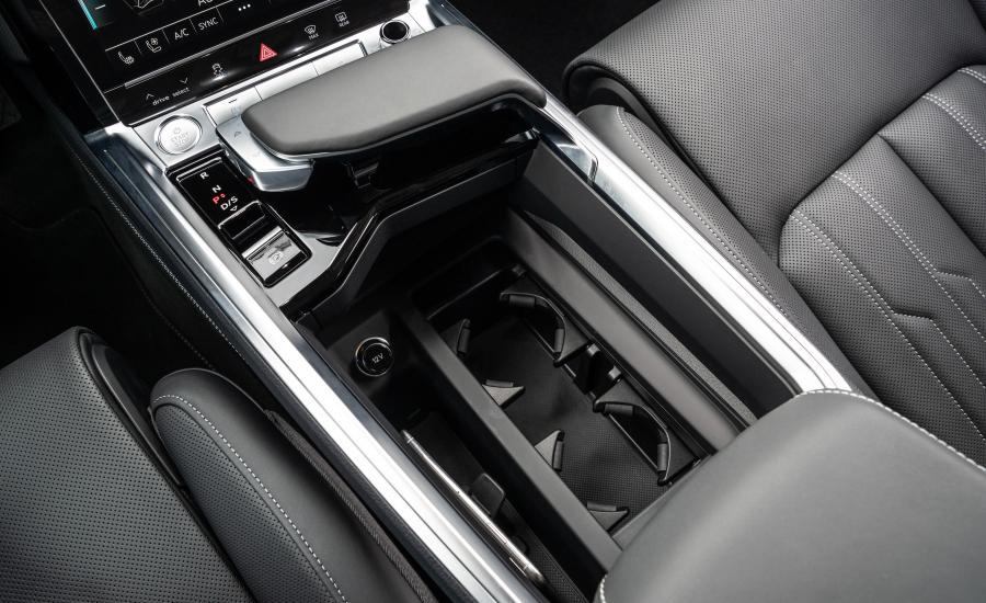 Детали интерьера Audi e-tron 55 Quattro 2019 года  (NA) (фото 17 из 40)